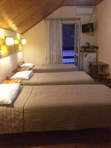 Фото номера Трехместный номер с балконом Гостевой дом Kastana Hotel г. Красная Поляна 2