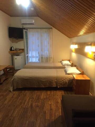 Фото номера Трехместный номер с балконом Гостевой дом Kastana Hotel г. Красная Поляна 3